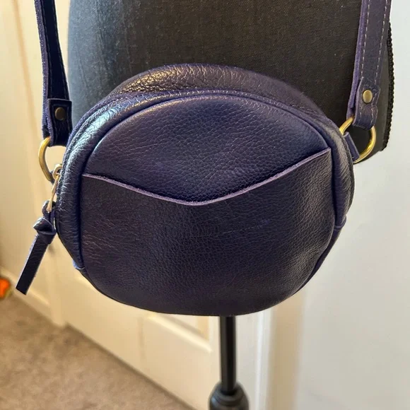 Elegant Purple Leather Crossbody Bag - Picture 3 of 6